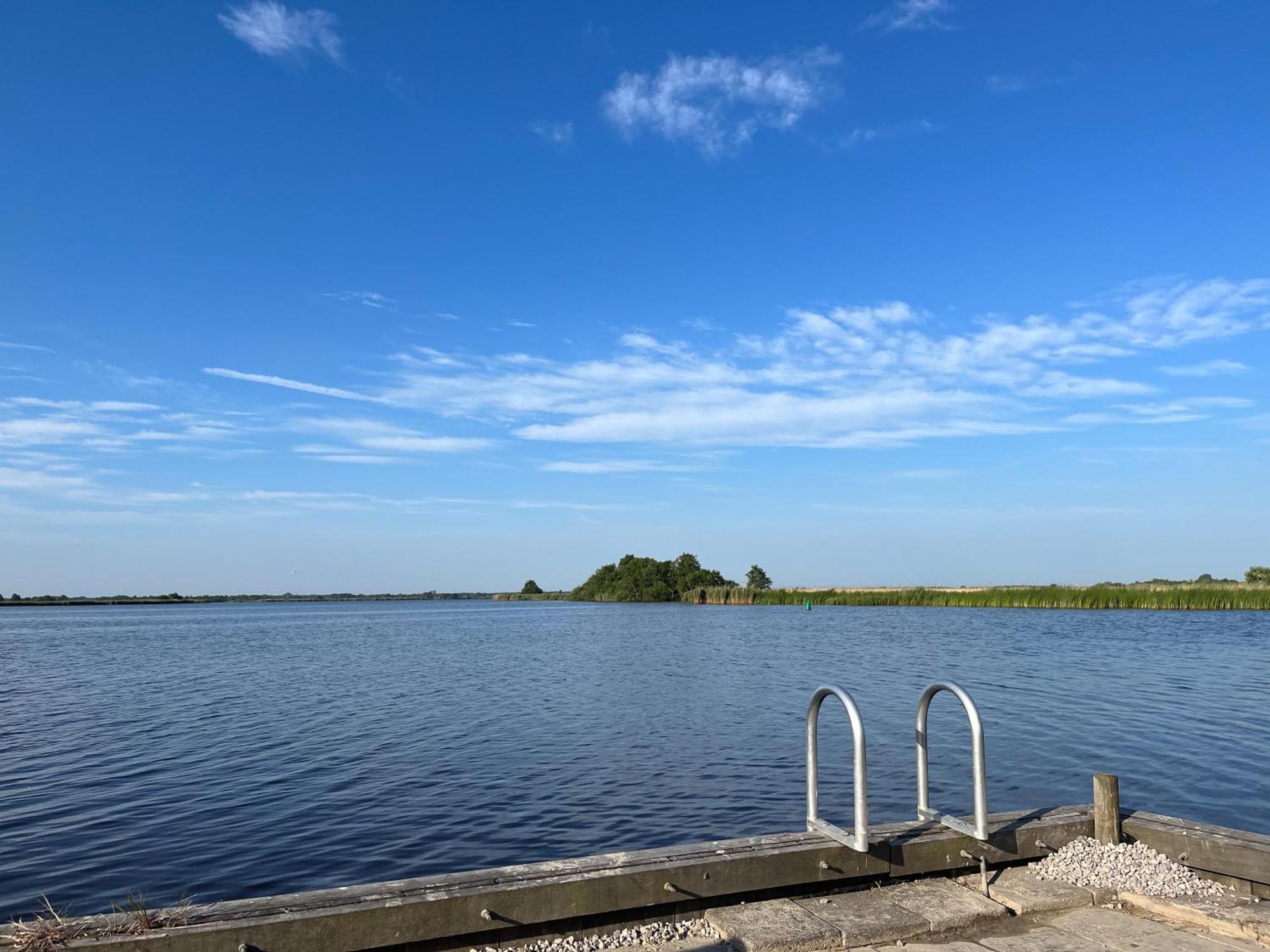 Luxe En Ruim Chalet Met Airco Bij Leekstermeer Matsloot Exterior foto