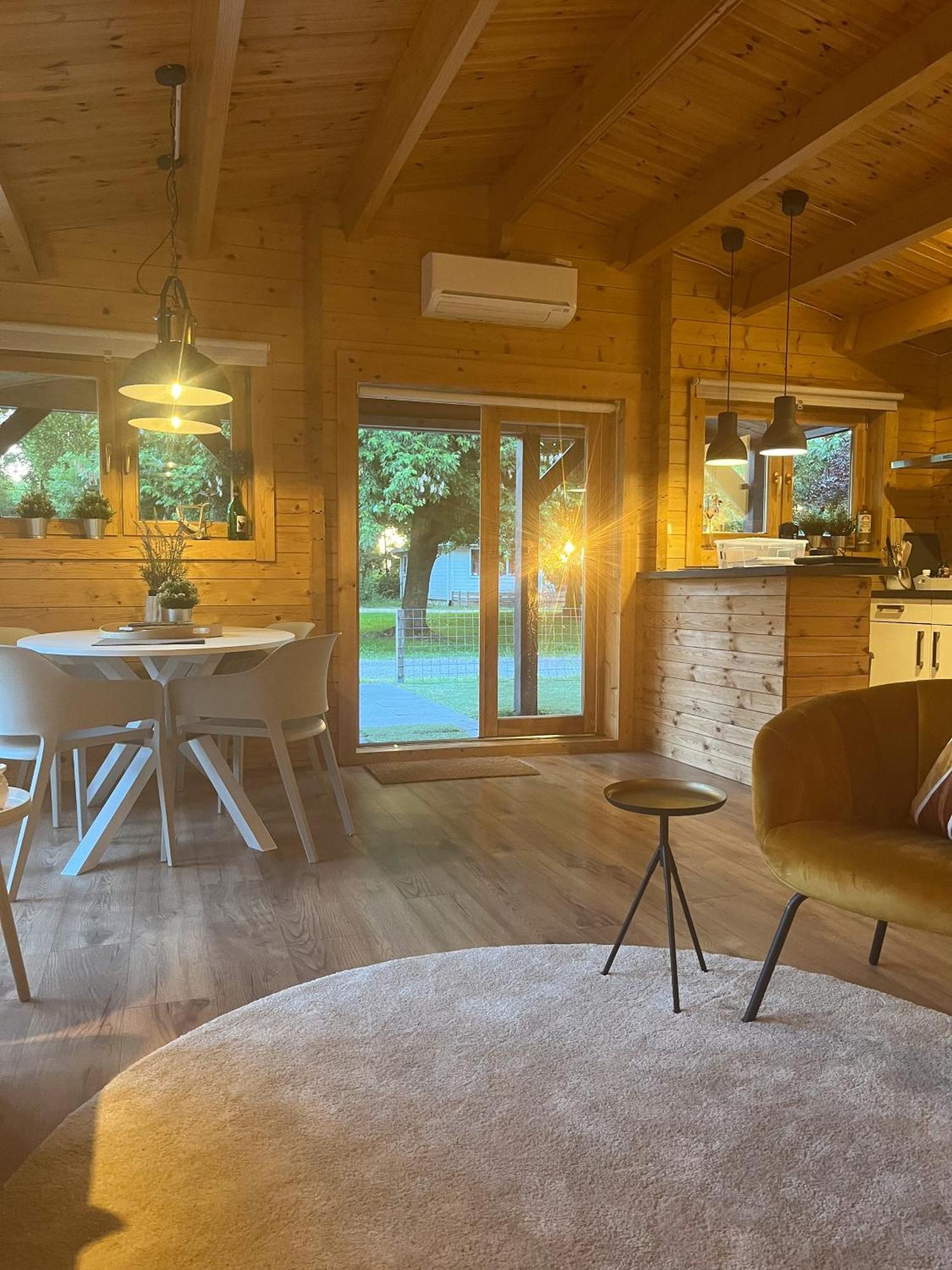 Luxe En Ruim Chalet Met Airco Bij Leekstermeer Matsloot Exterior foto