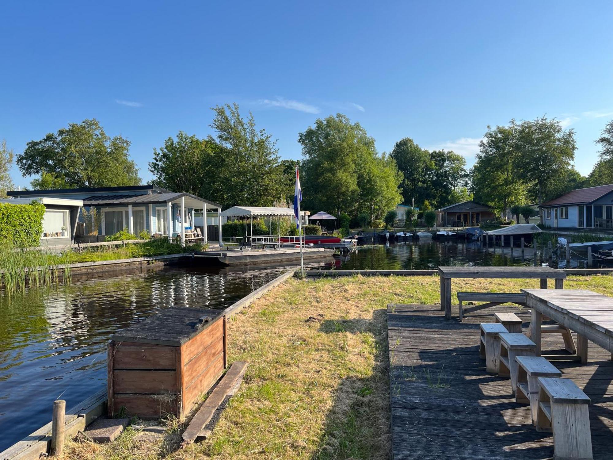 Luxe En Ruim Chalet Met Airco Bij Leekstermeer Matsloot Exterior foto